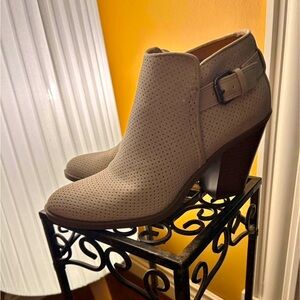 Spirit boots, size 8 1/2, beige, zipper on the inside of the foot.